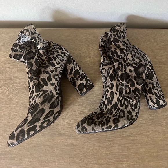 Cheetah velvet heeled booties - Picture 2 of 3